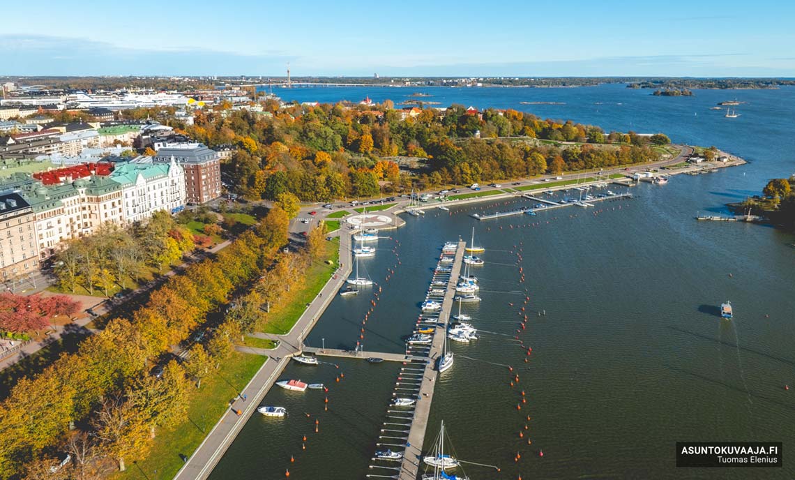 Kuvaan asuntojen myynti-ilmoituksiin myös ilmakuvia Syksyinen ilmakuva Helsingin Merisatamarannasta ja Kaivopuistosta